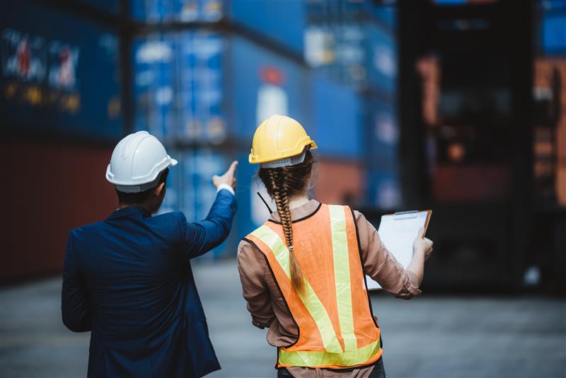 workers-inspecting-shipping-containers-in-a-shippi-2026-01-09-12-24-57-utc